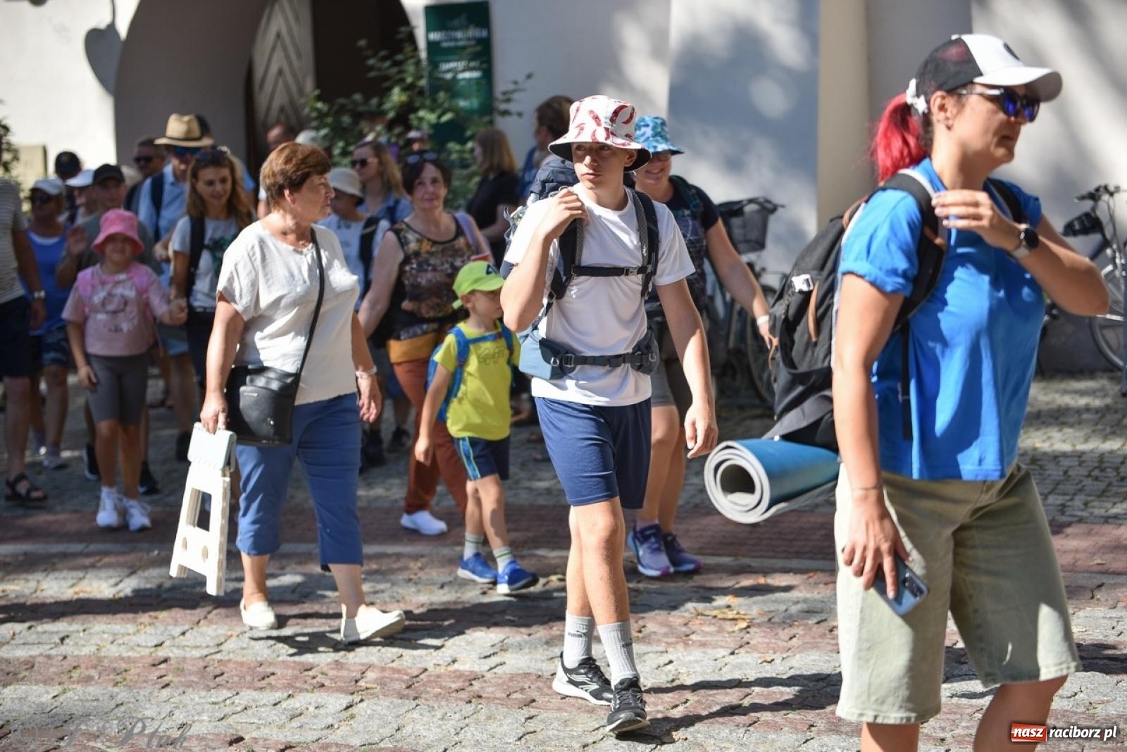 Zdjęcie w galerii na portalu naszraciborz.pl: Bracia i siostry w drodze. 48. Opolska Piesza Pielgrzymka na Jasną Górę wyruszyła z Raciborza [FOTO i WIDEO] wiadomości z regionu