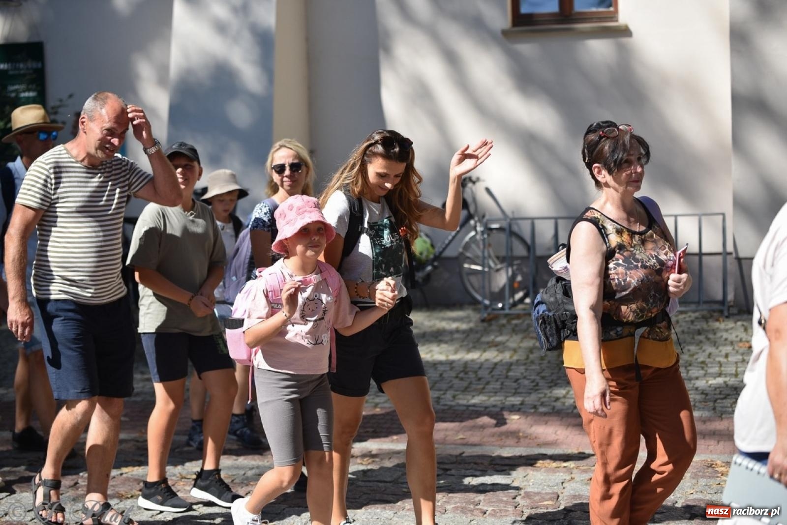 Zdjęcie w galerii na portalu naszraciborz.pl: Bracia i siostry w drodze. 48. Opolska Piesza Pielgrzymka na Jasną Górę wyruszyła z Raciborza [FOTO i WIDEO] wiadomości z regionu