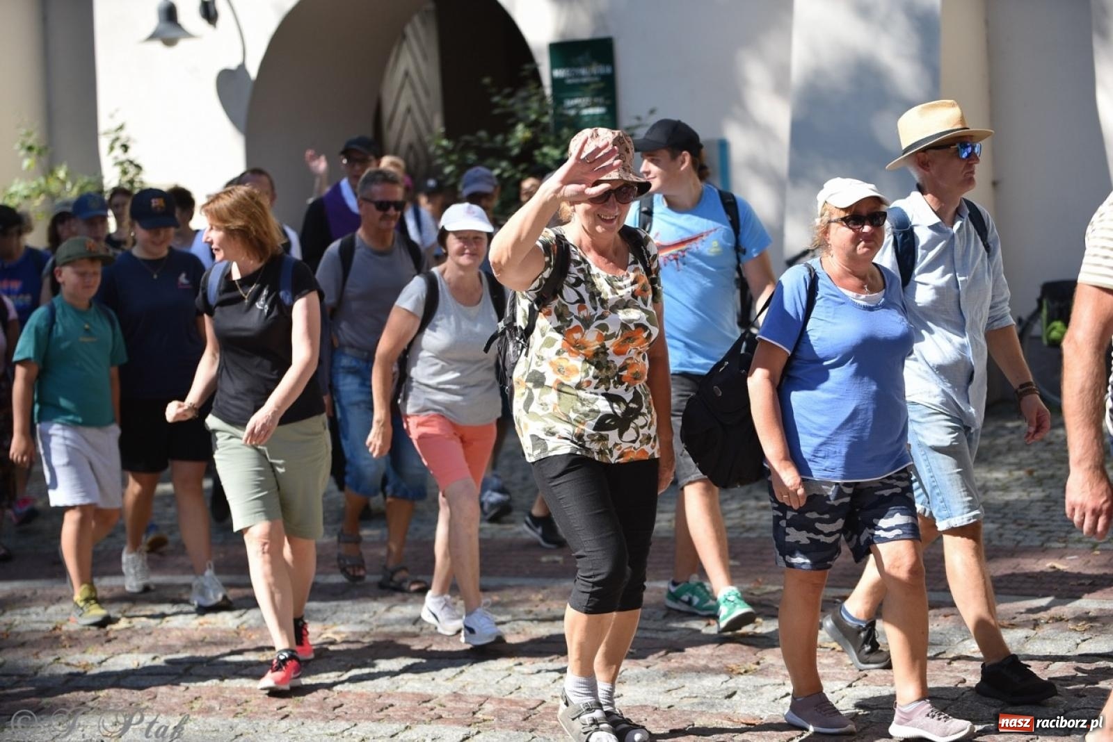 Zdjęcie w galerii na portalu naszraciborz.pl: Bracia i siostry w drodze. 48. Opolska Piesza Pielgrzymka na Jasną Górę wyruszyła z Raciborza [FOTO i WIDEO] wiadomości z regionu