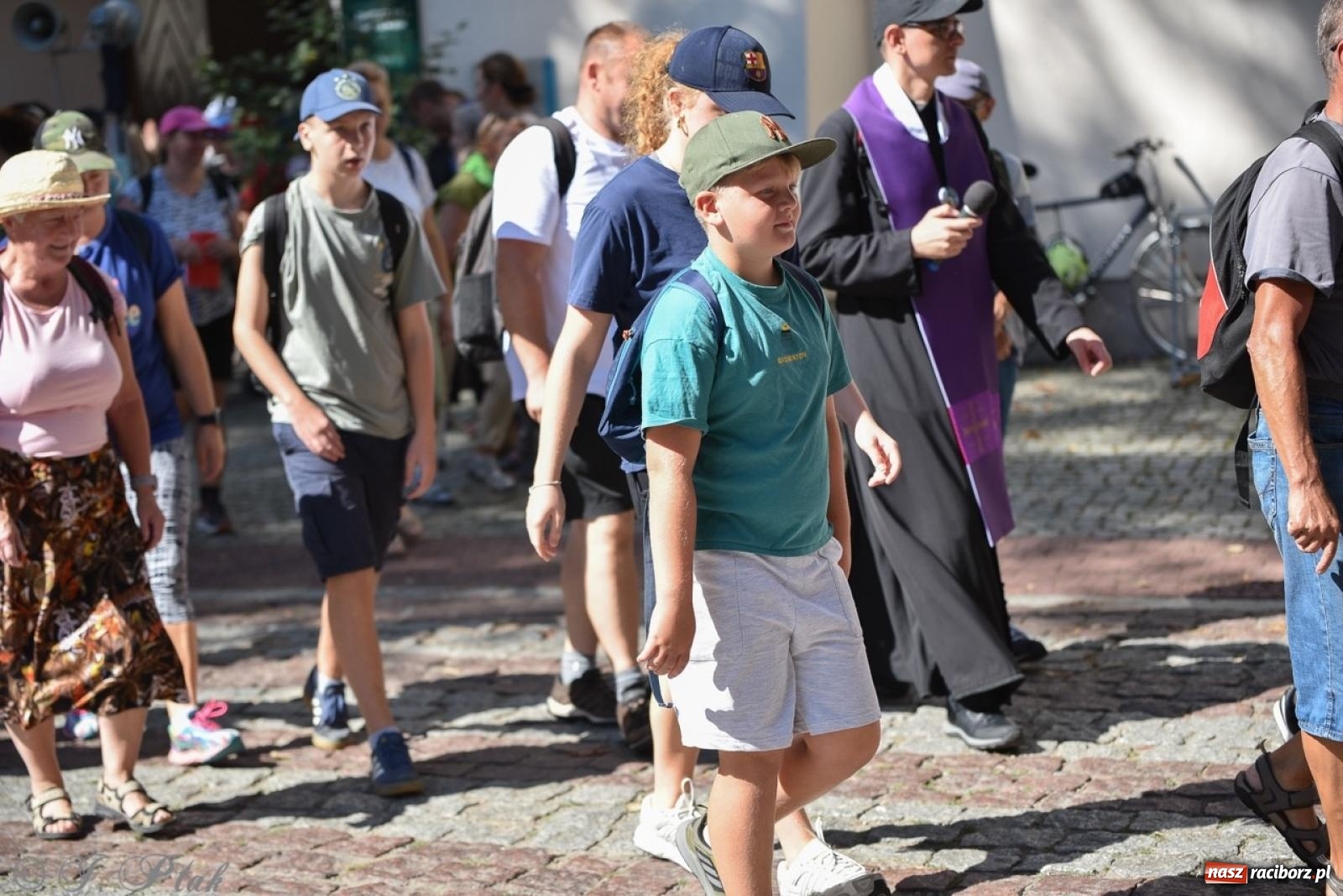 Zdjęcie w galerii na portalu naszraciborz.pl: Bracia i siostry w drodze. 48. Opolska Piesza Pielgrzymka na Jasną Górę wyruszyła z Raciborza [FOTO i WIDEO] wiadomości z regionu