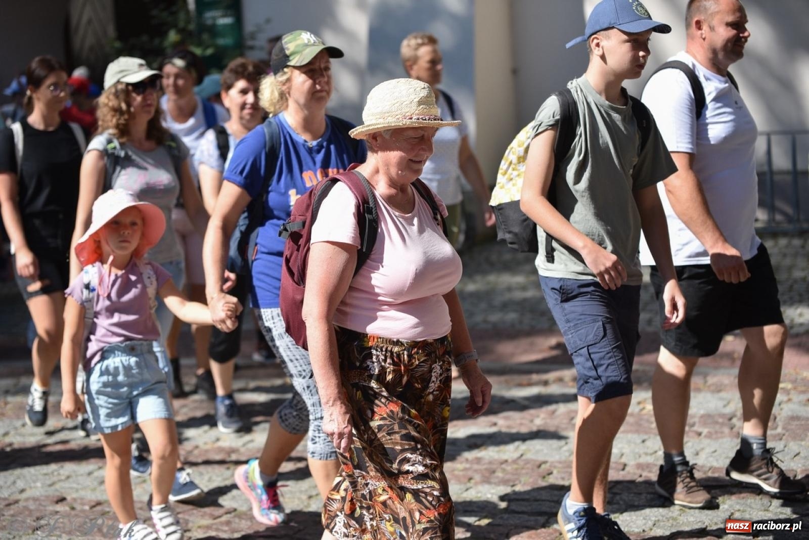 Zdjęcie w galerii na portalu naszraciborz.pl: Bracia i siostry w drodze. 48. Opolska Piesza Pielgrzymka na Jasną Górę wyruszyła z Raciborza [FOTO i WIDEO] wiadomości z regionu