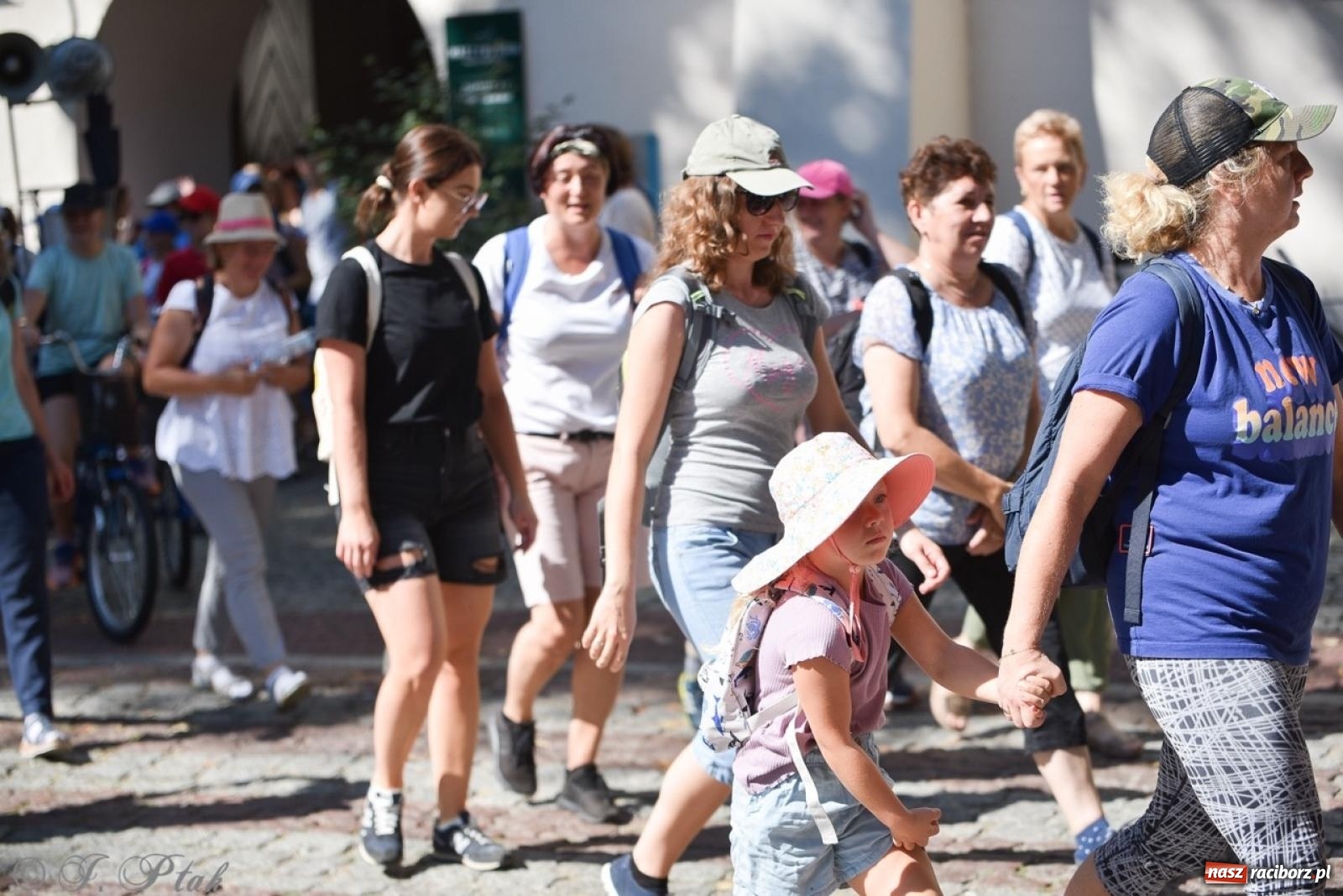 Zdjęcie w galerii na portalu naszraciborz.pl: Bracia i siostry w drodze. 48. Opolska Piesza Pielgrzymka na Jasną Górę wyruszyła z Raciborza [FOTO i WIDEO] wiadomości z regionu
