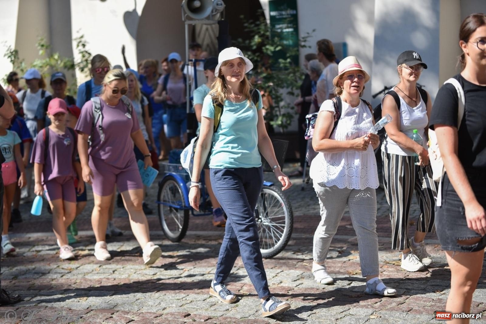Zdjęcie w galerii na portalu naszraciborz.pl: Bracia i siostry w drodze. 48. Opolska Piesza Pielgrzymka na Jasną Górę wyruszyła z Raciborza [FOTO i WIDEO] wiadomości z regionu