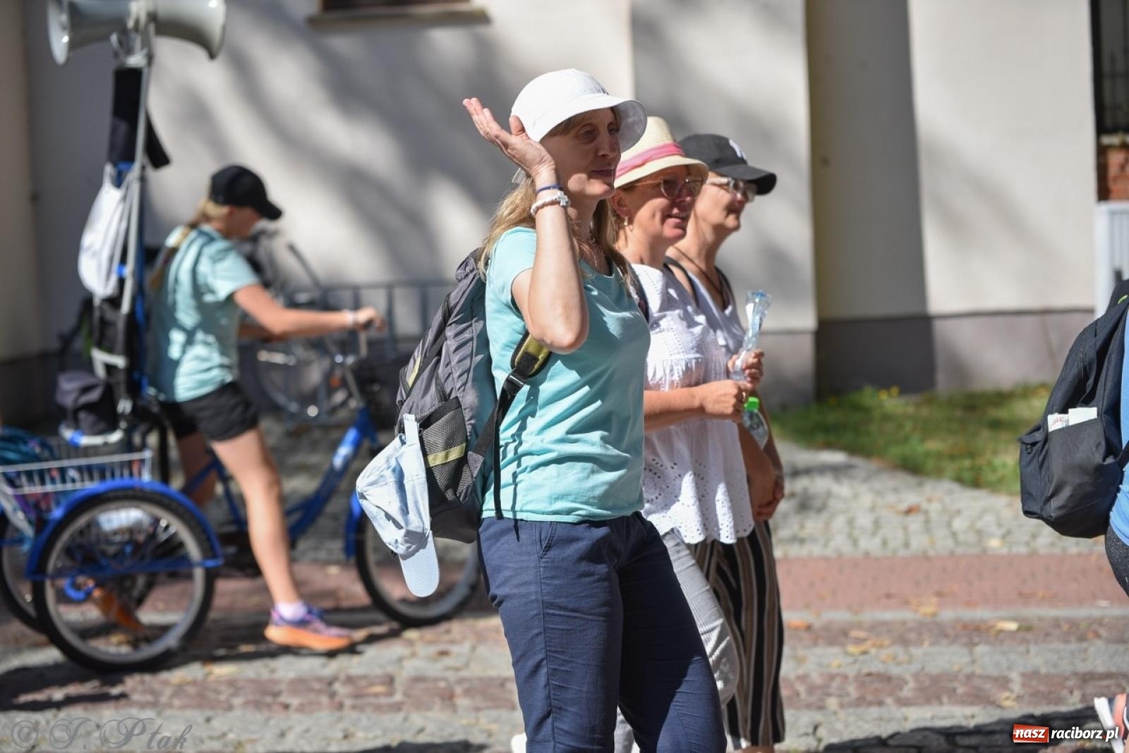 Zdjęcie w galerii na portalu naszraciborz.pl: Bracia i siostry w drodze. 48. Opolska Piesza Pielgrzymka na Jasną Górę wyruszyła z Raciborza [FOTO i WIDEO] wiadomości z regionu