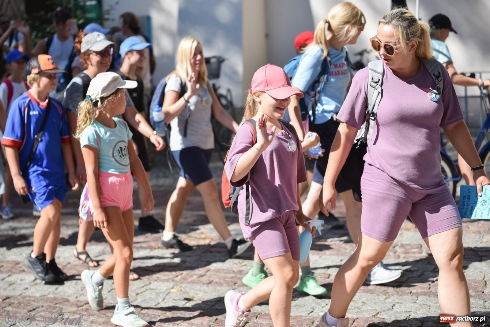Zdjęcie w galerii na portalu naszraciborz.pl: Bracia i siostry w drodze. 48. Opolska Piesza Pielgrzymka na Jasną Górę wyruszyła z Raciborza [FOTO i WIDEO] wiadomości z regionu