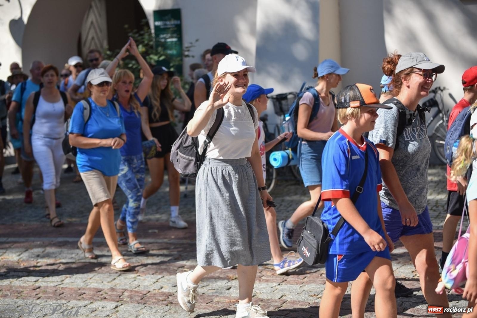 Zdjęcie w galerii na portalu naszraciborz.pl: Bracia i siostry w drodze. 48. Opolska Piesza Pielgrzymka na Jasną Górę wyruszyła z Raciborza [FOTO i WIDEO] wiadomości z regionu