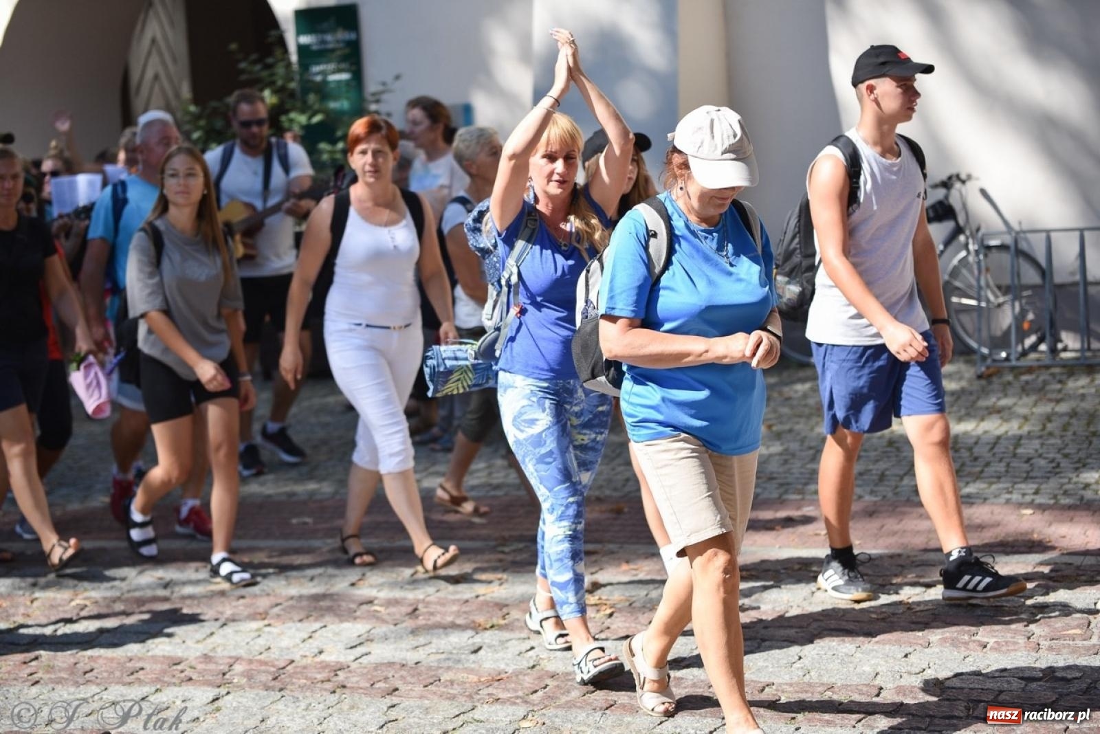 Zdjęcie w galerii na portalu naszraciborz.pl: Bracia i siostry w drodze. 48. Opolska Piesza Pielgrzymka na Jasną Górę wyruszyła z Raciborza [FOTO i WIDEO] wiadomości z regionu