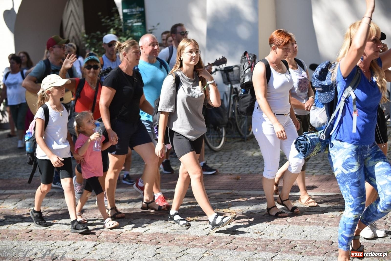 Zdjęcie w galerii na portalu naszraciborz.pl: Bracia i siostry w drodze. 48. Opolska Piesza Pielgrzymka na Jasną Górę wyruszyła z Raciborza [FOTO i WIDEO] wiadomości z regionu