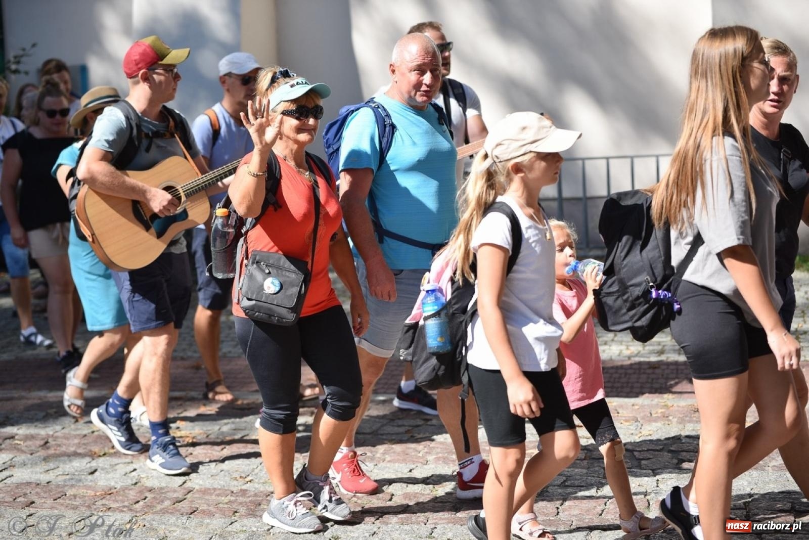 Zdjęcie w galerii na portalu naszraciborz.pl: Bracia i siostry w drodze. 48. Opolska Piesza Pielgrzymka na Jasną Górę wyruszyła z Raciborza [FOTO i WIDEO] wiadomości z regionu