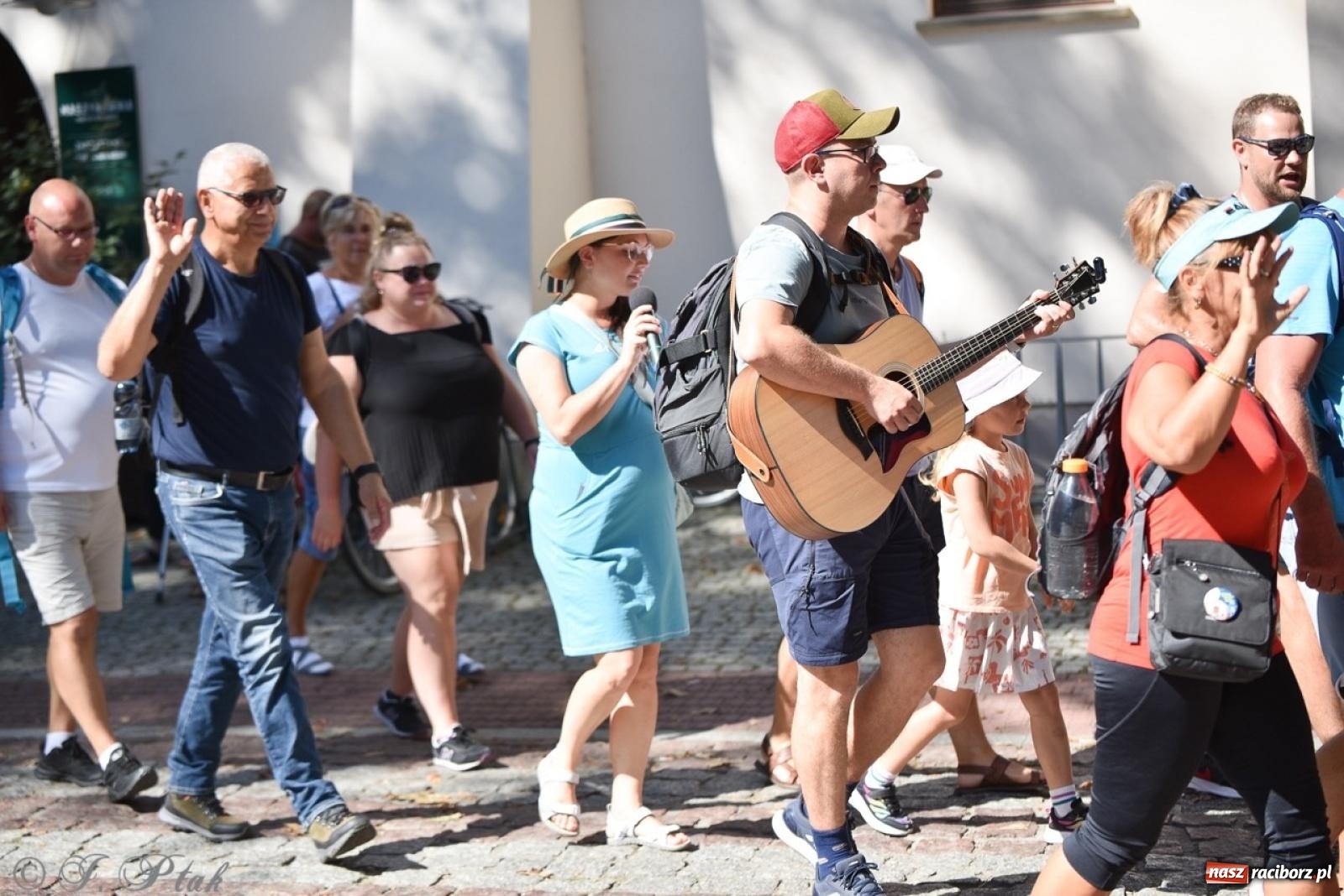 Zdjęcie w galerii na portalu naszraciborz.pl: Bracia i siostry w drodze. 48. Opolska Piesza Pielgrzymka na Jasną Górę wyruszyła z Raciborza [FOTO i WIDEO] wiadomości z regionu