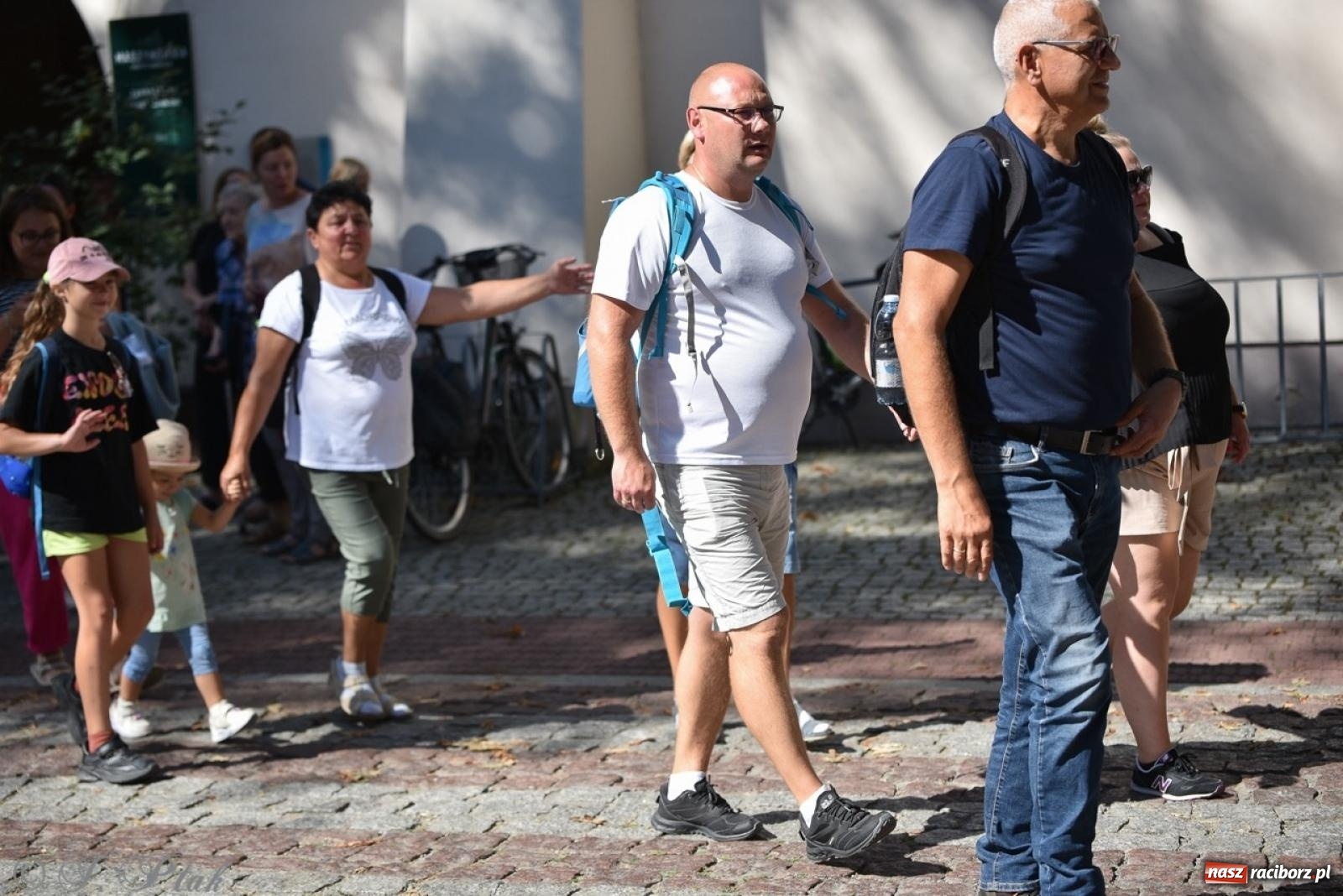 Zdjęcie w galerii na portalu naszraciborz.pl: Bracia i siostry w drodze. 48. Opolska Piesza Pielgrzymka na Jasną Górę wyruszyła z Raciborza [FOTO i WIDEO] wiadomości z regionu