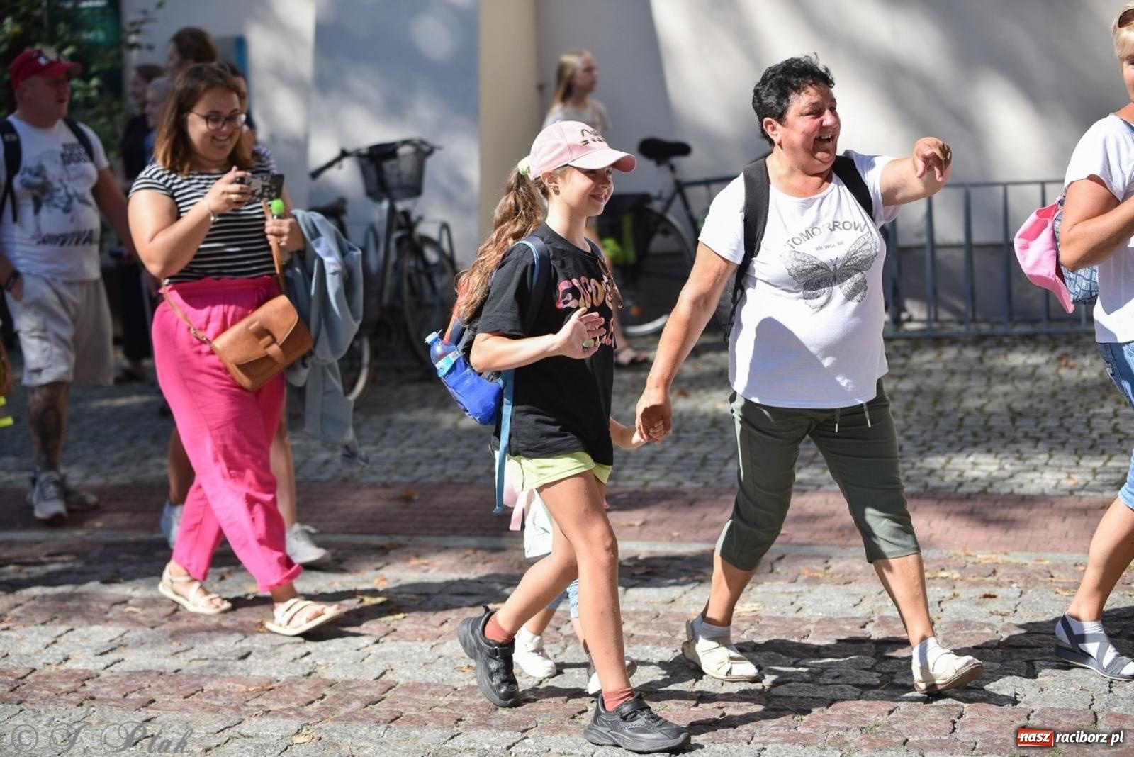 Zdjęcie w galerii na portalu naszraciborz.pl: Bracia i siostry w drodze. 48. Opolska Piesza Pielgrzymka na Jasną Górę wyruszyła z Raciborza [FOTO i WIDEO] wiadomości z regionu