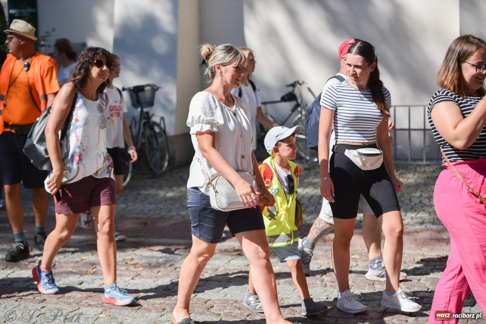 Zdjęcie w galerii na portalu naszraciborz.pl: Bracia i siostry w drodze. 48. Opolska Piesza Pielgrzymka na Jasną Górę wyruszyła z Raciborza [FOTO i WIDEO] wiadomości z regionu