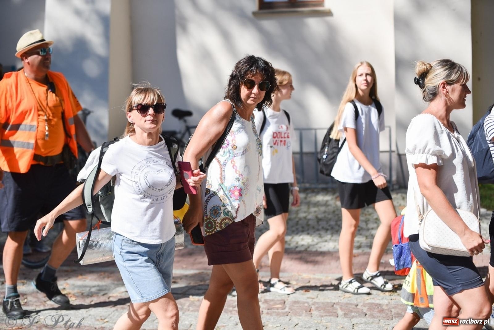 Zdjęcie w galerii na portalu naszraciborz.pl: Bracia i siostry w drodze. 48. Opolska Piesza Pielgrzymka na Jasną Górę wyruszyła z Raciborza [FOTO i WIDEO] wiadomości z regionu