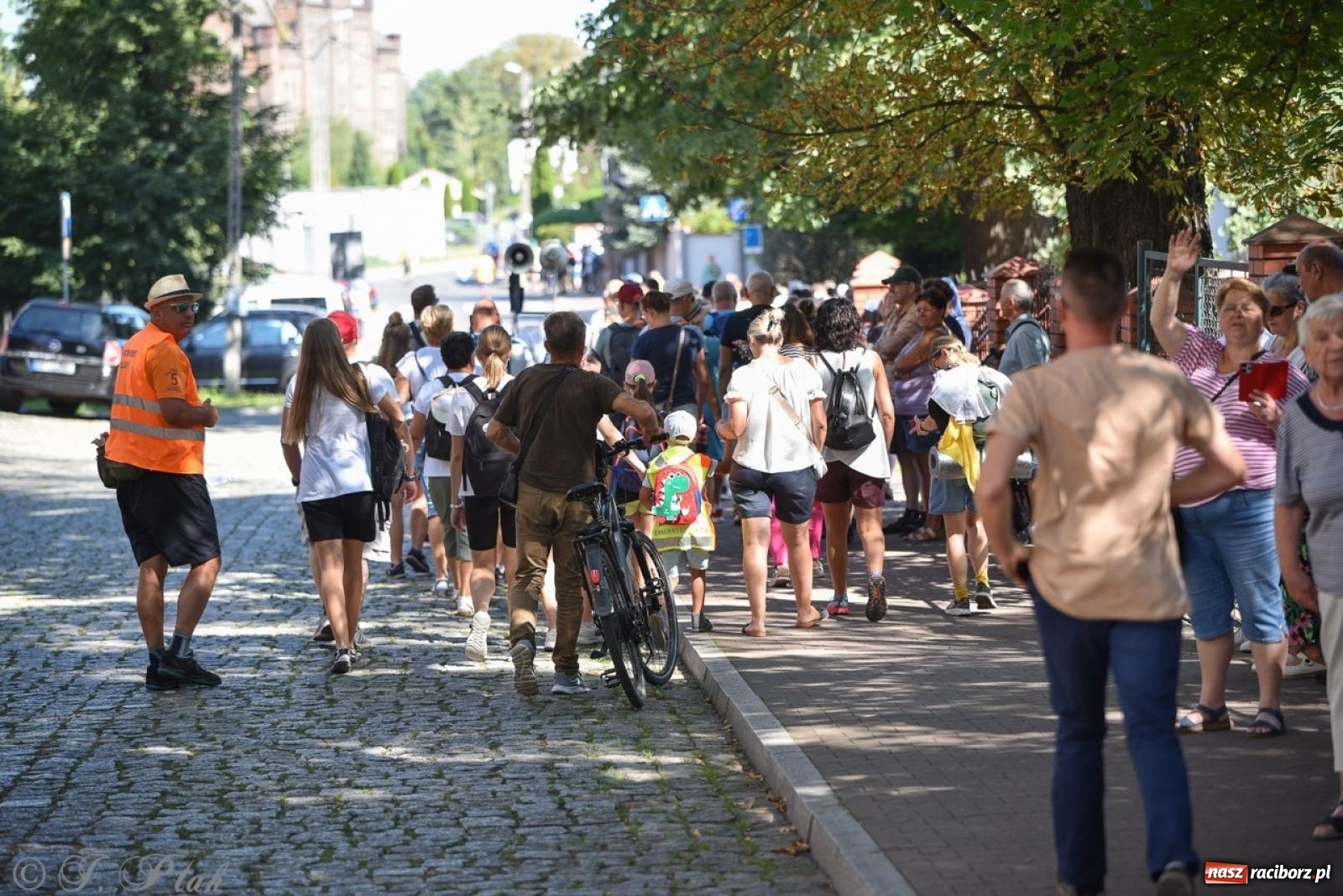 Zdjęcie w galerii na portalu naszraciborz.pl: Bracia i siostry w drodze. 48. Opolska Piesza Pielgrzymka na Jasną Górę wyruszyła z Raciborza [FOTO i WIDEO] wiadomości z regionu