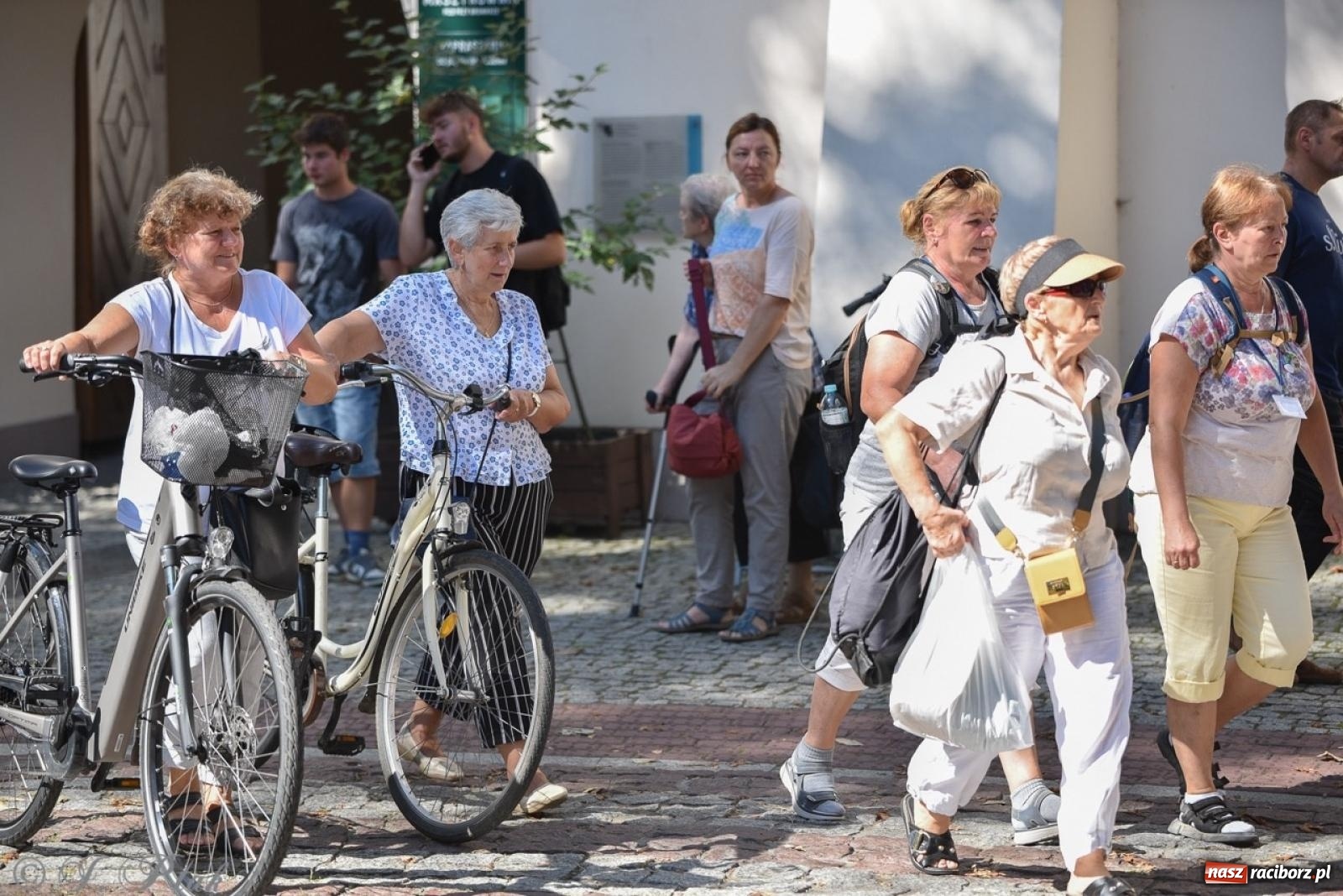 Zdjęcie w galerii na portalu naszraciborz.pl: Bracia i siostry w drodze. 48. Opolska Piesza Pielgrzymka na Jasną Górę wyruszyła z Raciborza [FOTO i WIDEO] wiadomości z regionu