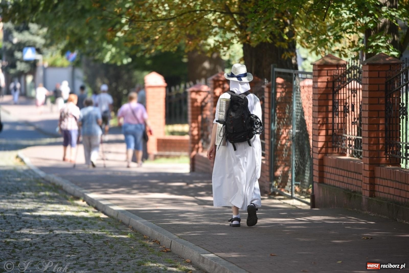 Zdjęcie w galerii na portalu naszraciborz.pl: Bracia i siostry w drodze. 48. Opolska Piesza Pielgrzymka na Jasną Górę wyruszyła z Raciborza [FOTO i WIDEO] wiadomości z regionu
