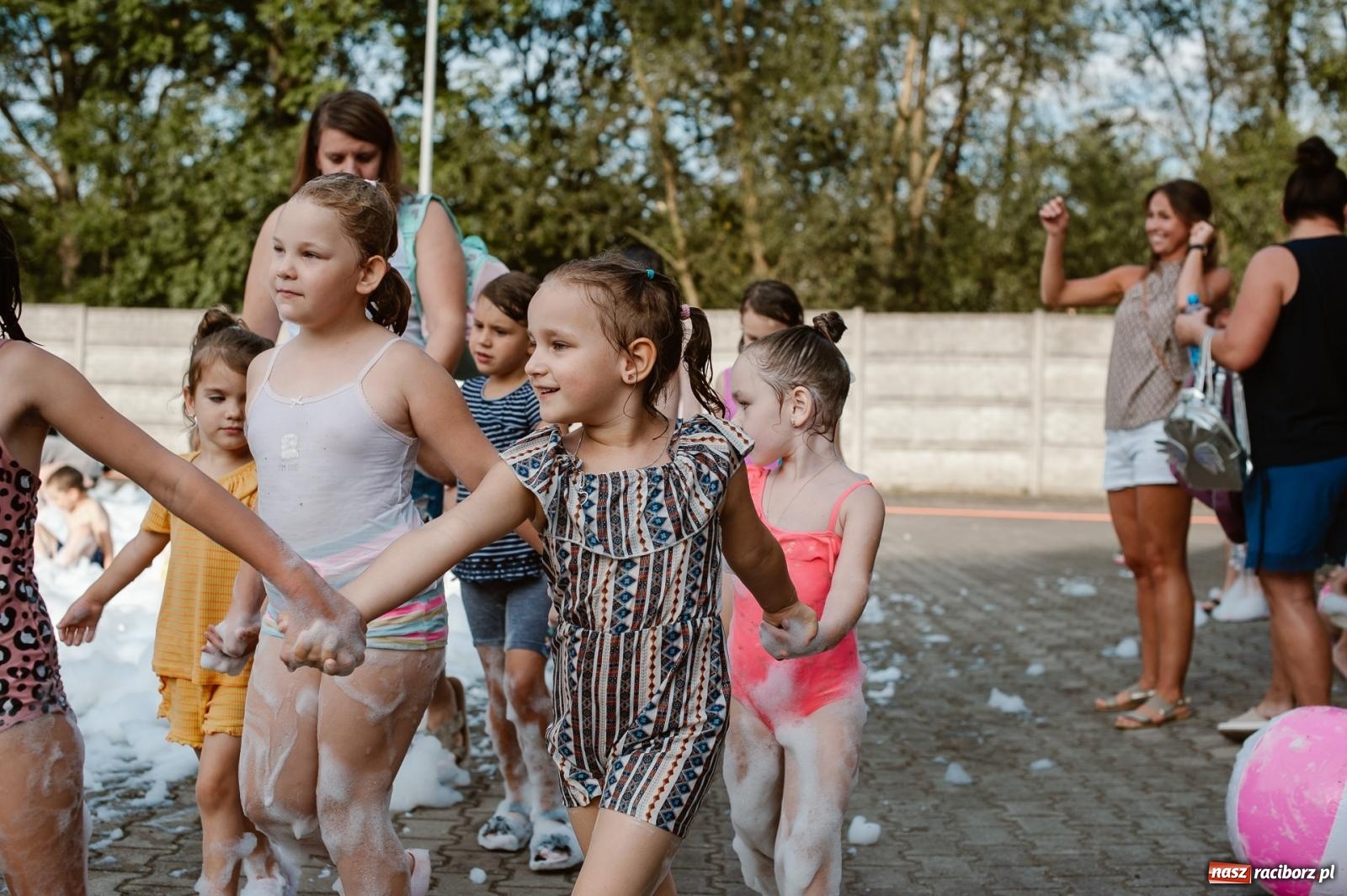 Zdjęcie w galerii na portalu naszraciborz.pl: Piana Party w Pietrowicach Wielkich dostarczyło radości dzieciom [FOTO] wiadomości z regionu