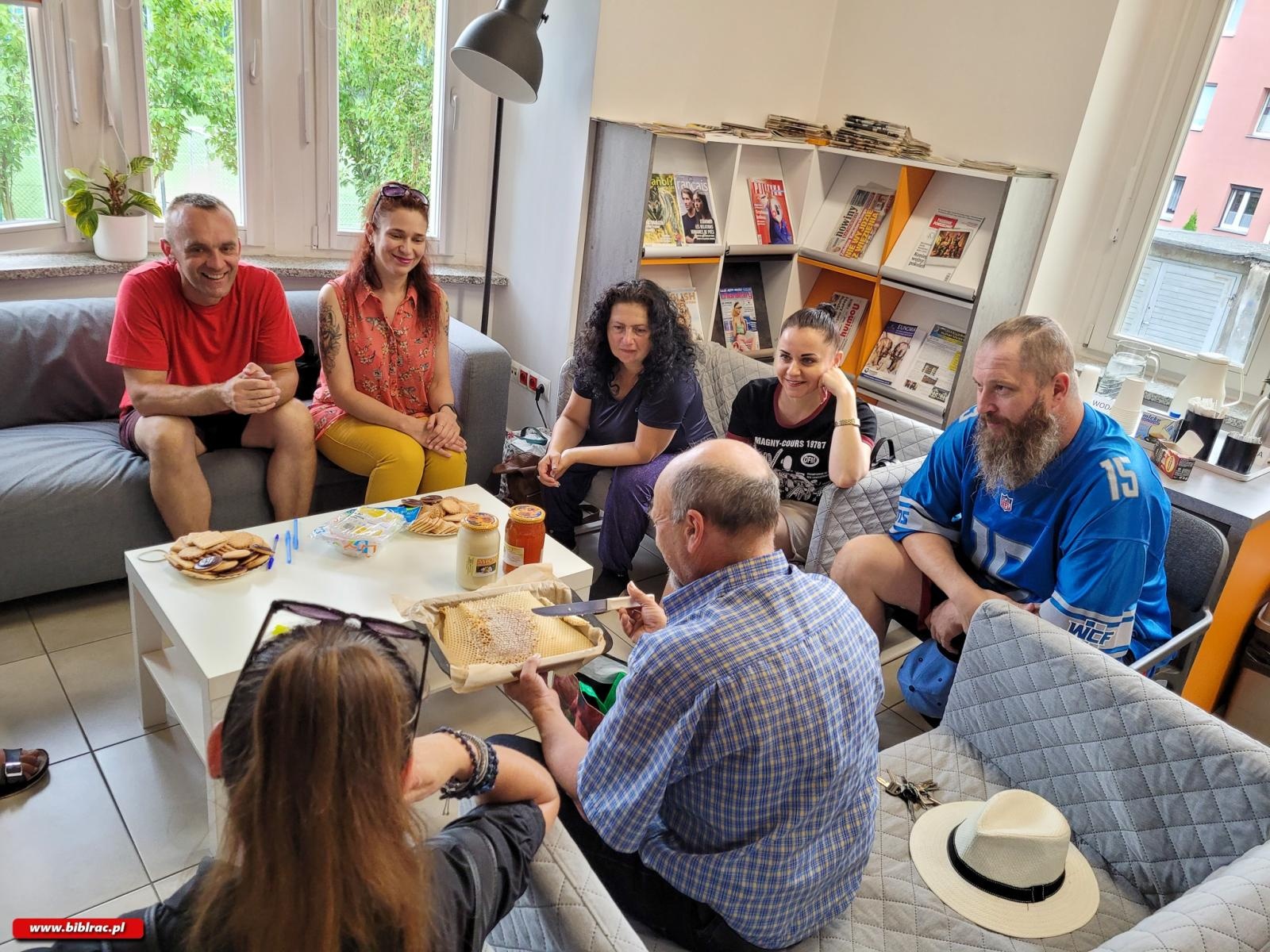 Zdjęcie w galerii na portalu naszraciborz.pl: Kafejka językowa - spotkanie z pszczelarzem wiadomości z regionu