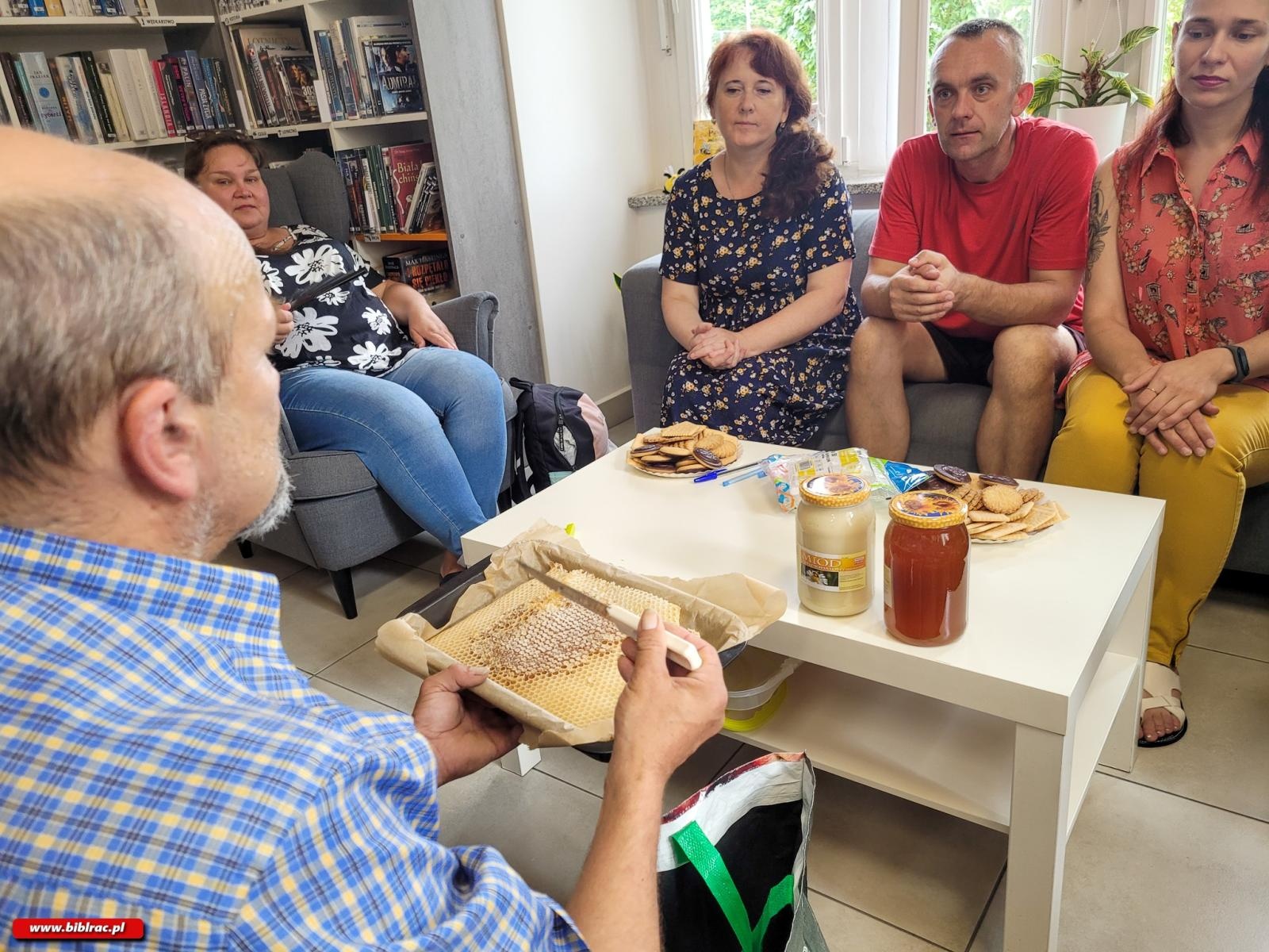 Zdjęcie w galerii na portalu naszraciborz.pl: Kafejka językowa - spotkanie z pszczelarzem wiadomości z regionu