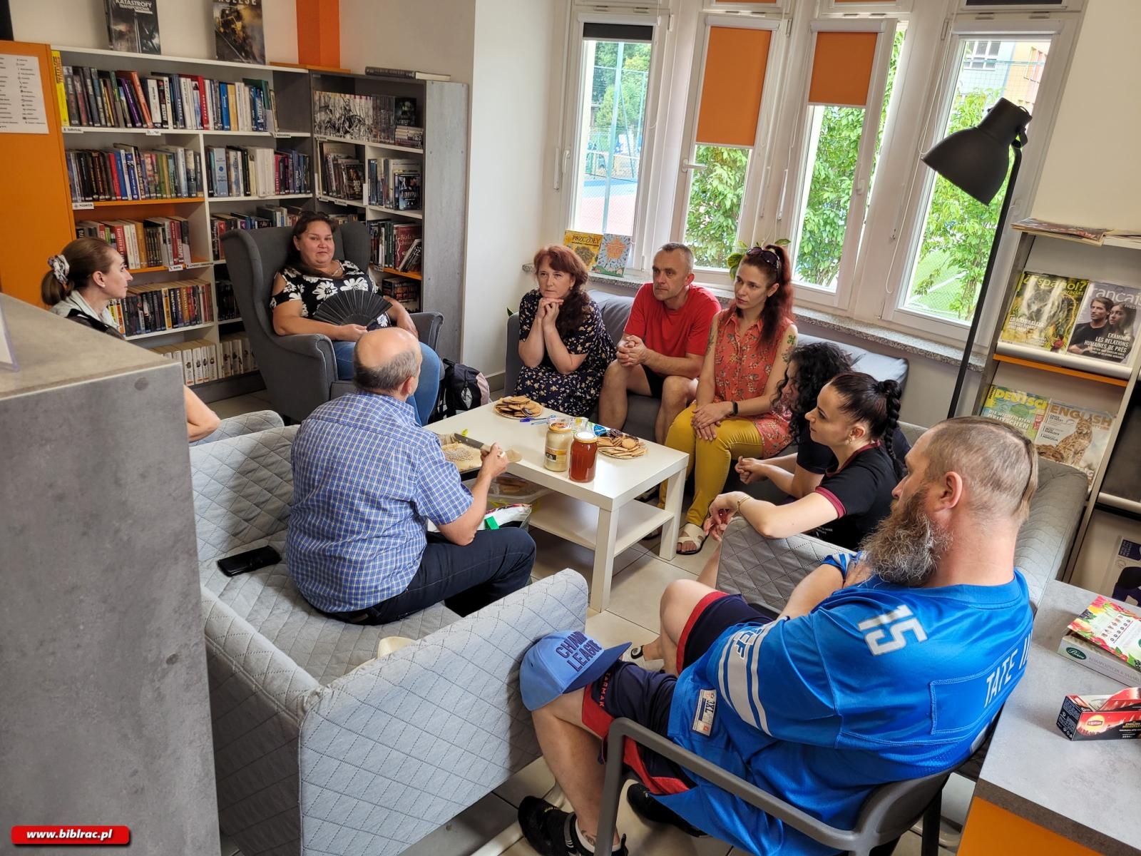 Zdjęcie w galerii na portalu naszraciborz.pl: Kafejka językowa - spotkanie z pszczelarzem wiadomości z regionu