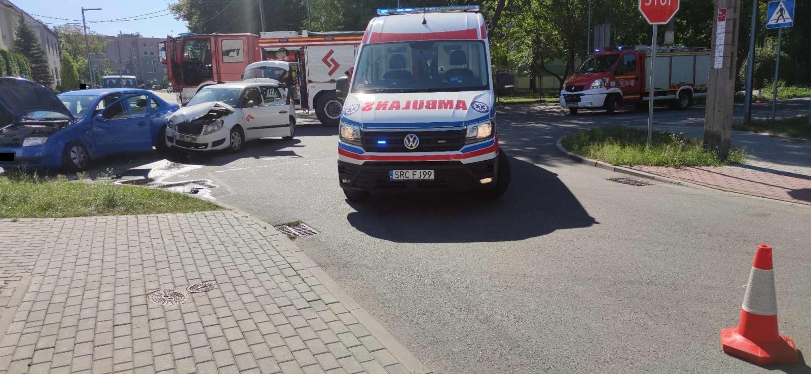 Zdjęcie w galerii na portalu naszraciborz.pl: Zderzenie na skrzyżowaniu Królewskiej z Cecylii. Kierujące pojazdami trafiły do szpitala wiadomości z regionu