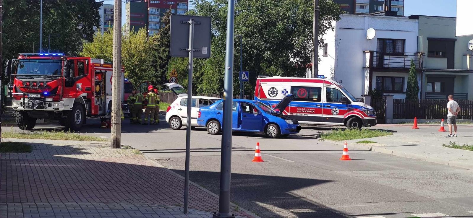Zdjęcie w galerii na portalu naszraciborz.pl: Zderzenie na skrzyżowaniu Królewskiej z Cecylii. Kierujące pojazdami trafiły do szpitala wiadomości z regionu