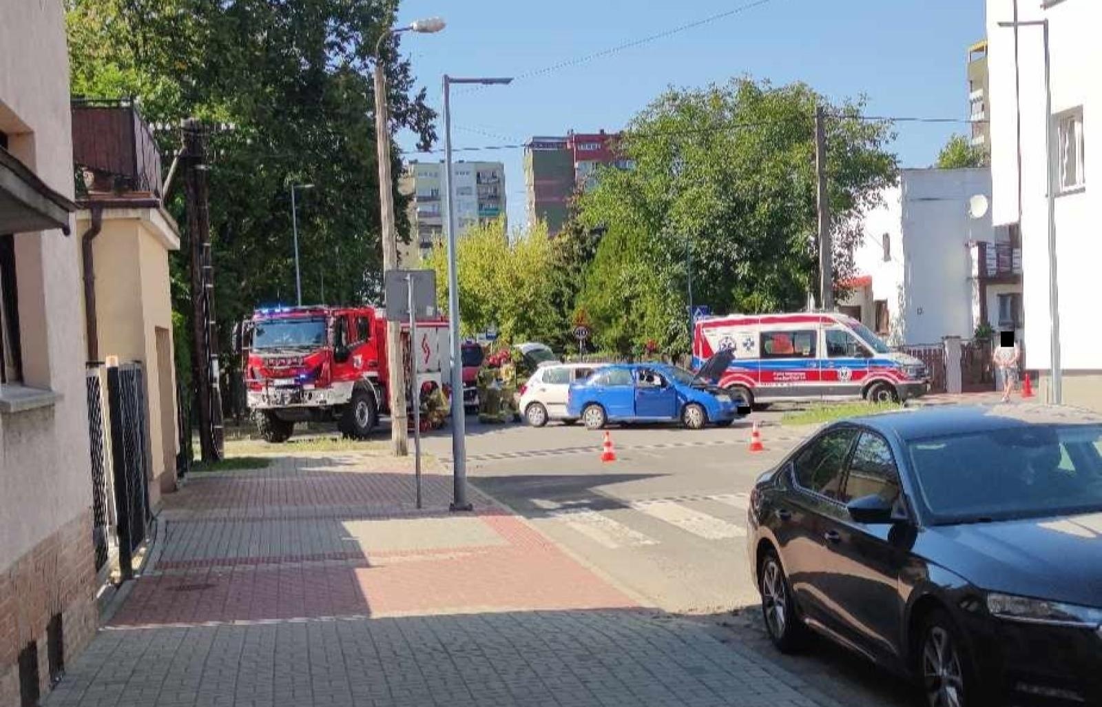 Zdjęcie w galerii na portalu naszraciborz.pl: Zderzenie na skrzyżowaniu Królewskiej z Cecylii. Kierujące pojazdami trafiły do szpitala wiadomości z regionu