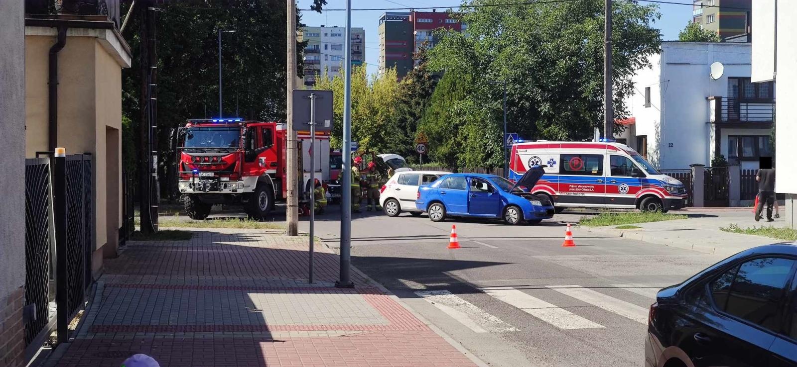 Zdjęcie w galerii na portalu naszraciborz.pl: Zderzenie na skrzyżowaniu Królewskiej z Cecylii. Kierujące pojazdami trafiły do szpitala wiadomości z regionu