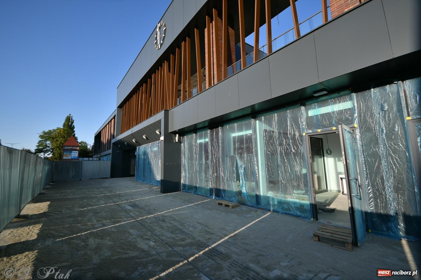 Zdjęcie w galerii na portalu naszraciborz.pl: PKP o terminie oddania do użytku nowego dworca [FOTO i WIDEO] wiadomości z regionu