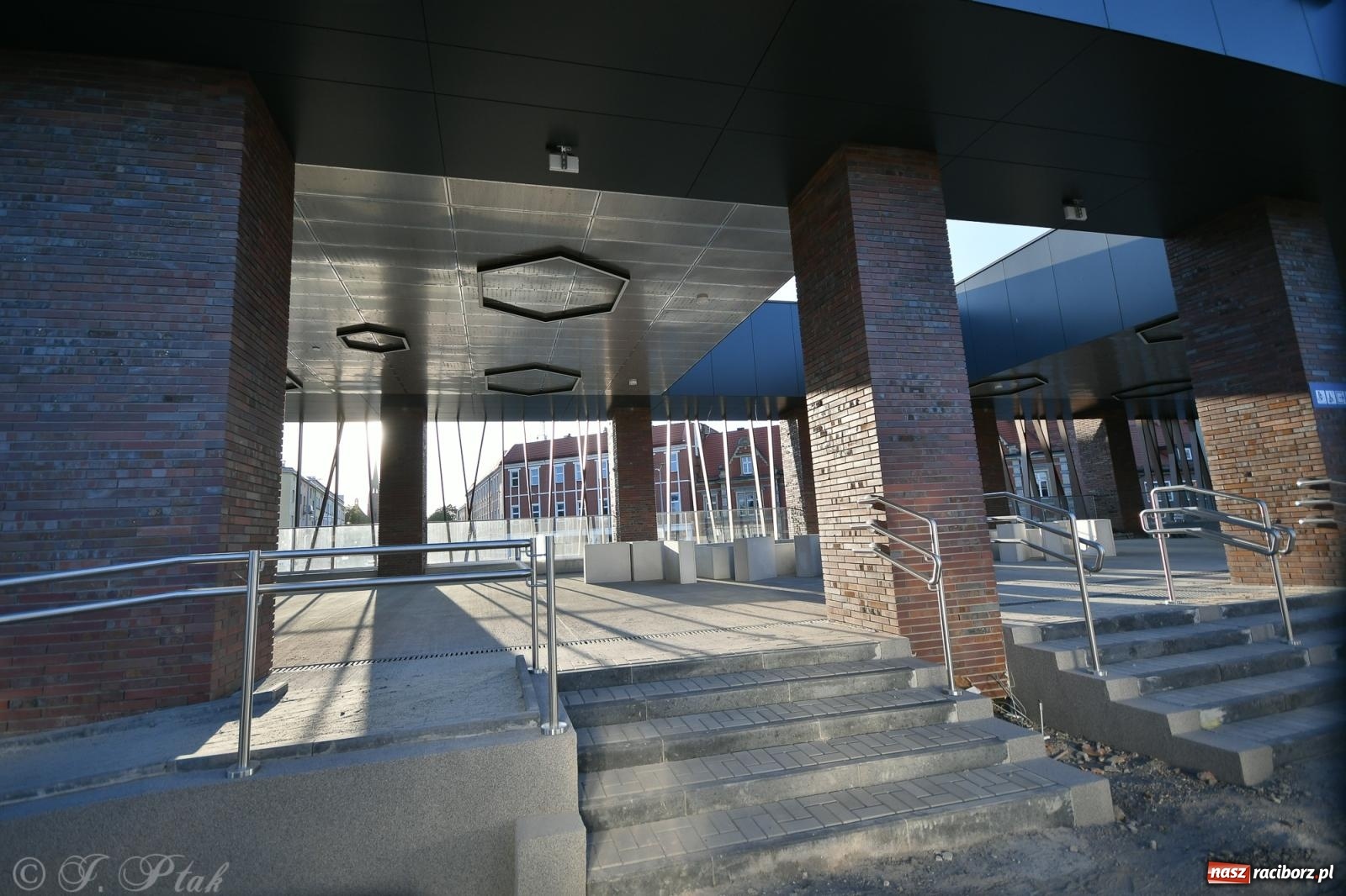 Zdjęcie w galerii na portalu naszraciborz.pl: PKP o terminie oddania do użytku nowego dworca [FOTO i WIDEO] wiadomości z regionu