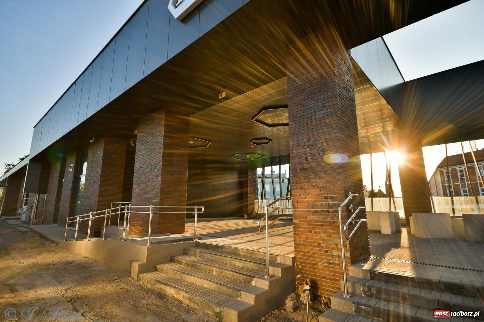 Zdjęcie w galerii na portalu naszraciborz.pl: PKP o terminie oddania do użytku nowego dworca [FOTO i WIDEO] wiadomości z regionu