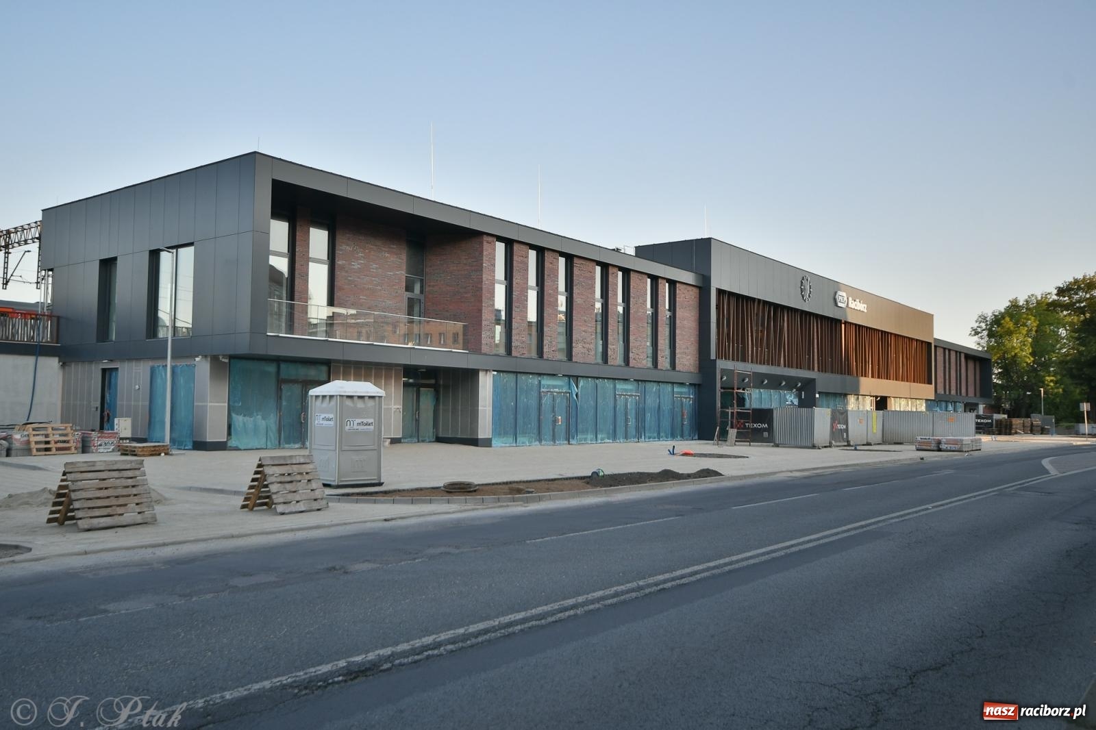 Zdjęcie w galerii na portalu naszraciborz.pl: PKP o terminie oddania do użytku nowego dworca [FOTO i WIDEO] wiadomości z regionu