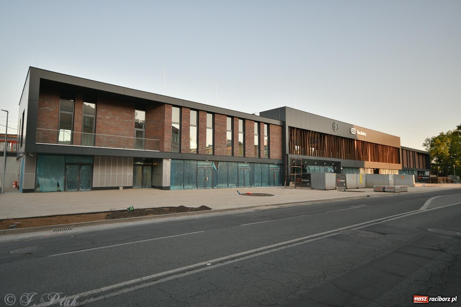 Zdjęcie w galerii na portalu naszraciborz.pl: PKP o terminie oddania do użytku nowego dworca [FOTO i WIDEO] wiadomości z regionu