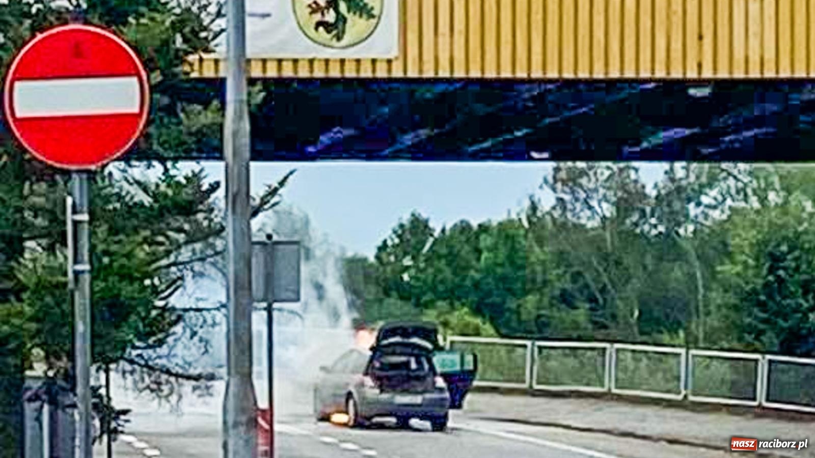 Zdjęcie w galerii na portalu naszraciborz.pl: Pożar renault na terenie starego przejścia Chałupki-Bohumin [FOTO i WIDEO] wiadomości z regionu