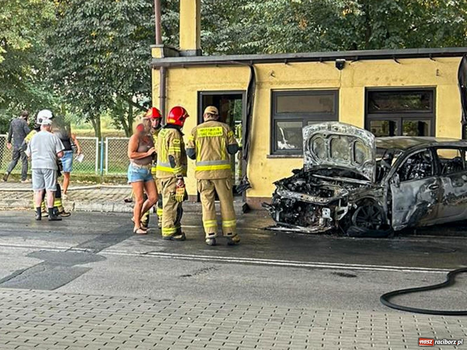 Zdjęcie w galerii na portalu naszraciborz.pl: Pożar renault na terenie starego przejścia Chałupki-Bohumin [FOTO i WIDEO] wiadomości z regionu