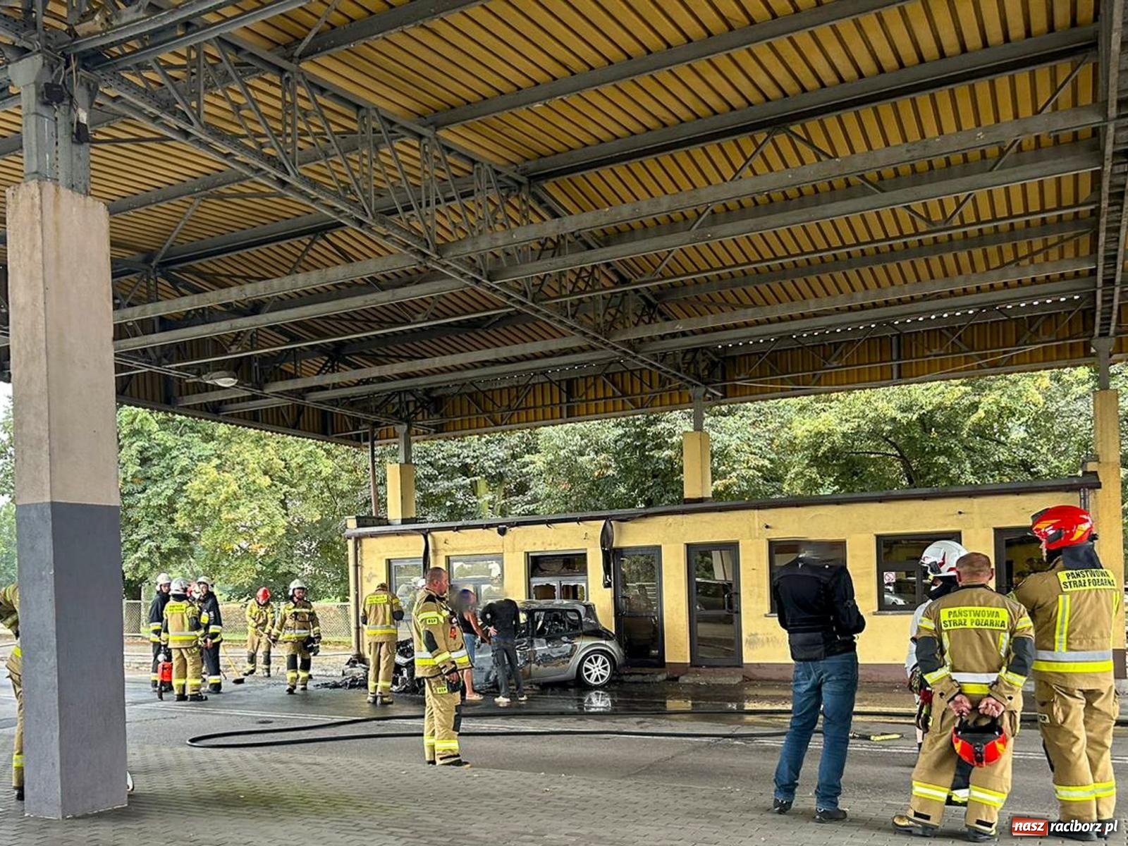 Zdjęcie w galerii na portalu naszraciborz.pl: Pożar renault na terenie starego przejścia Chałupki-Bohumin [FOTO i WIDEO] wiadomości z regionu