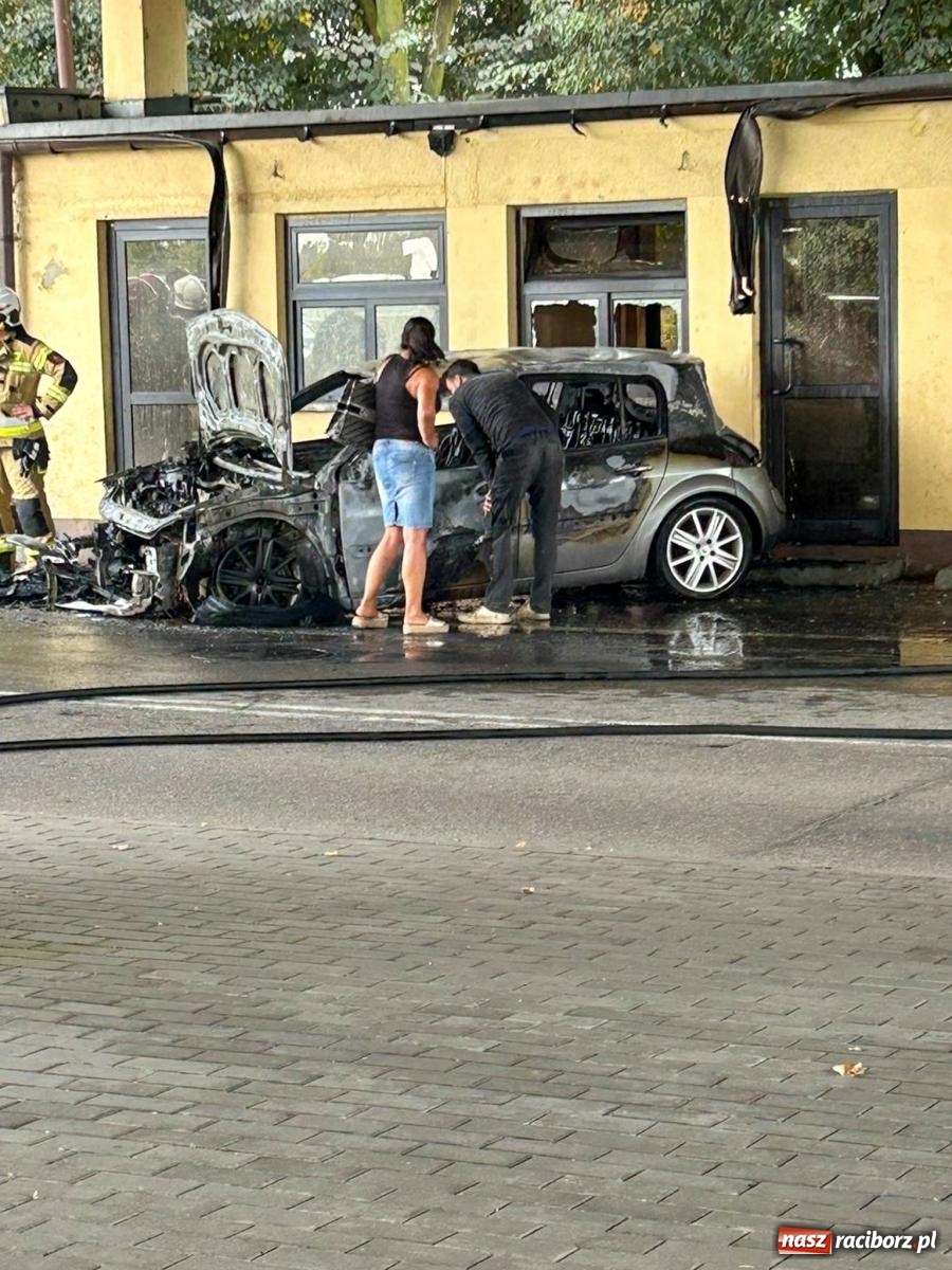Zdjęcie w galerii na portalu naszraciborz.pl: Pożar renault na terenie starego przejścia Chałupki-Bohumin [FOTO i WIDEO] wiadomości z regionu