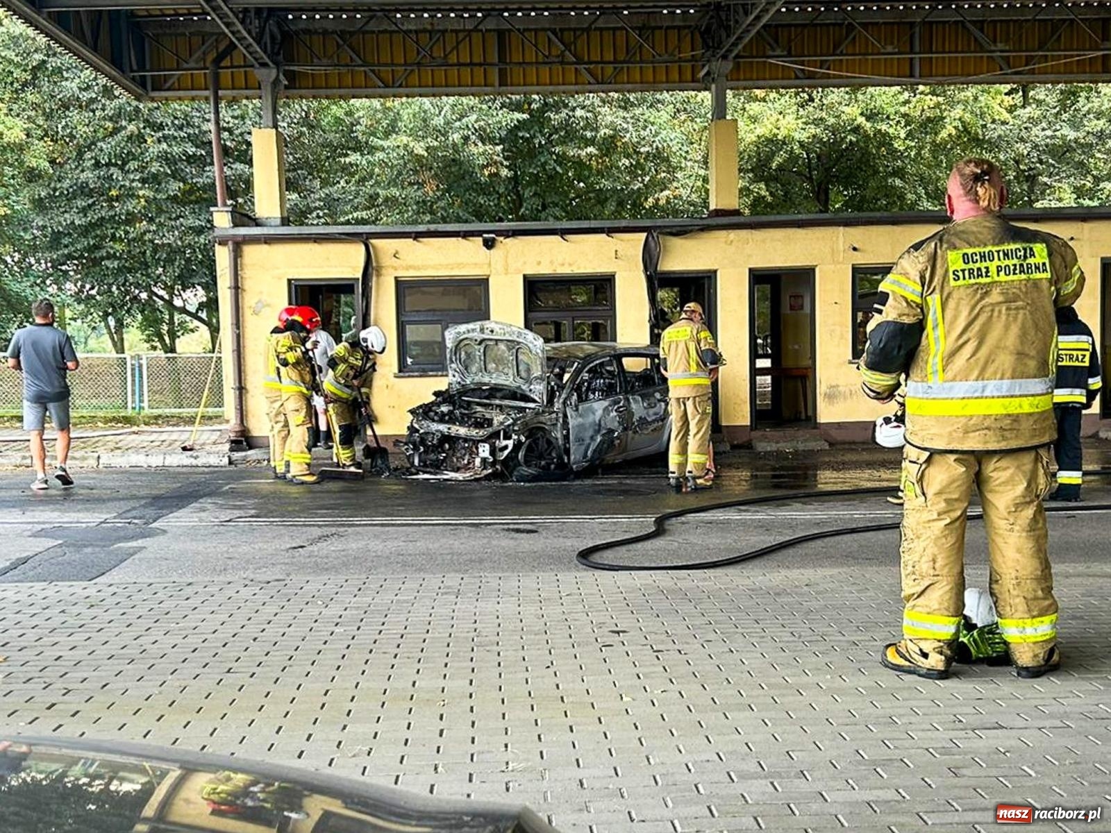 Zdjęcie w galerii na portalu naszraciborz.pl: Pożar renault na terenie starego przejścia Chałupki-Bohumin [FOTO i WIDEO] wiadomości z regionu