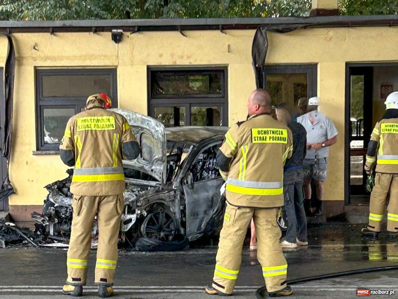 Zdjęcie w galerii na portalu naszraciborz.pl: Pożar renault na terenie starego przejścia Chałupki-Bohumin [FOTO i WIDEO] wiadomości z regionu