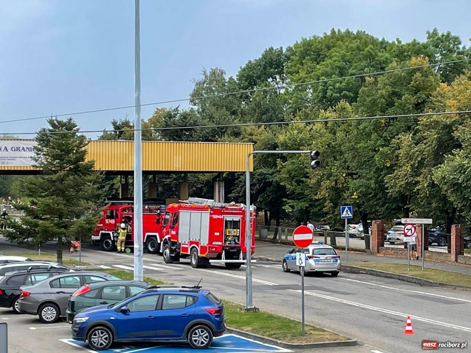 Zdjęcie w galerii na portalu naszraciborz.pl: Pożar renault na terenie starego przejścia Chałupki-Bohumin [FOTO i WIDEO] wiadomości z regionu