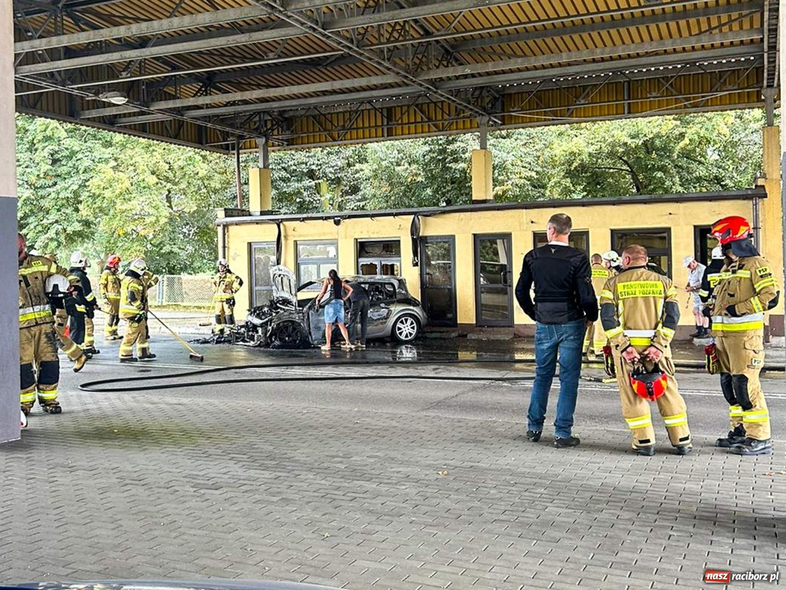 Zdjęcie w galerii na portalu naszraciborz.pl: Pożar renault na terenie starego przejścia Chałupki-Bohumin [FOTO i WIDEO] wiadomości z regionu