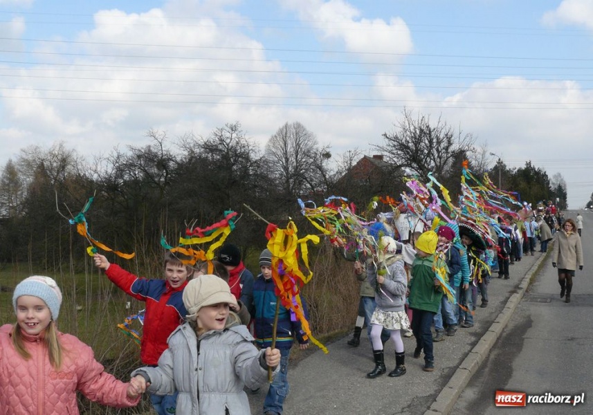 Zdjęcie w galerii na portalu naszraciborz.pl: Jak w szkołach witano wiosnę wiadomości z regionu