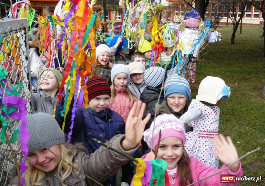 Zdjęcie w galerii na portalu naszraciborz.pl: Jak w szkołach witano wiosnę wiadomości z regionu