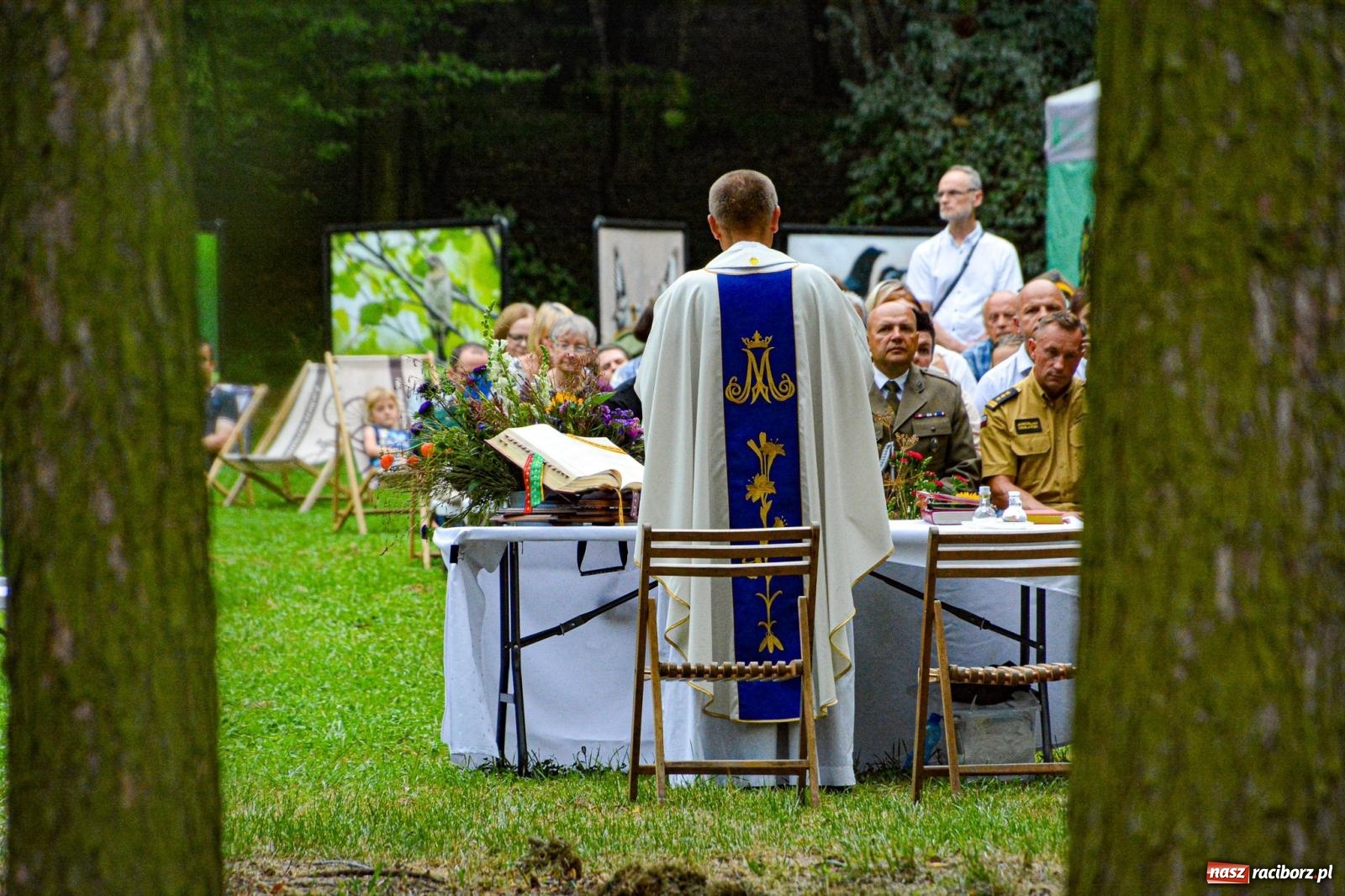 Zdjęcie w galerii na portalu naszraciborz.pl: Święto Matki Boskiej Zielnej w Leśnej Scenerii: Msza św. i święcenie kwiatów w Arboretum Bramy Morawskiej wiadomości z regionu