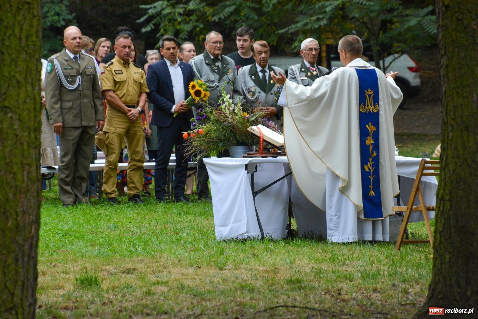 Zdjęcie w galerii na portalu naszraciborz.pl: Święto Matki Boskiej Zielnej w Leśnej Scenerii: Msza św. i święcenie kwiatów w Arboretum Bramy Morawskiej wiadomości z regionu