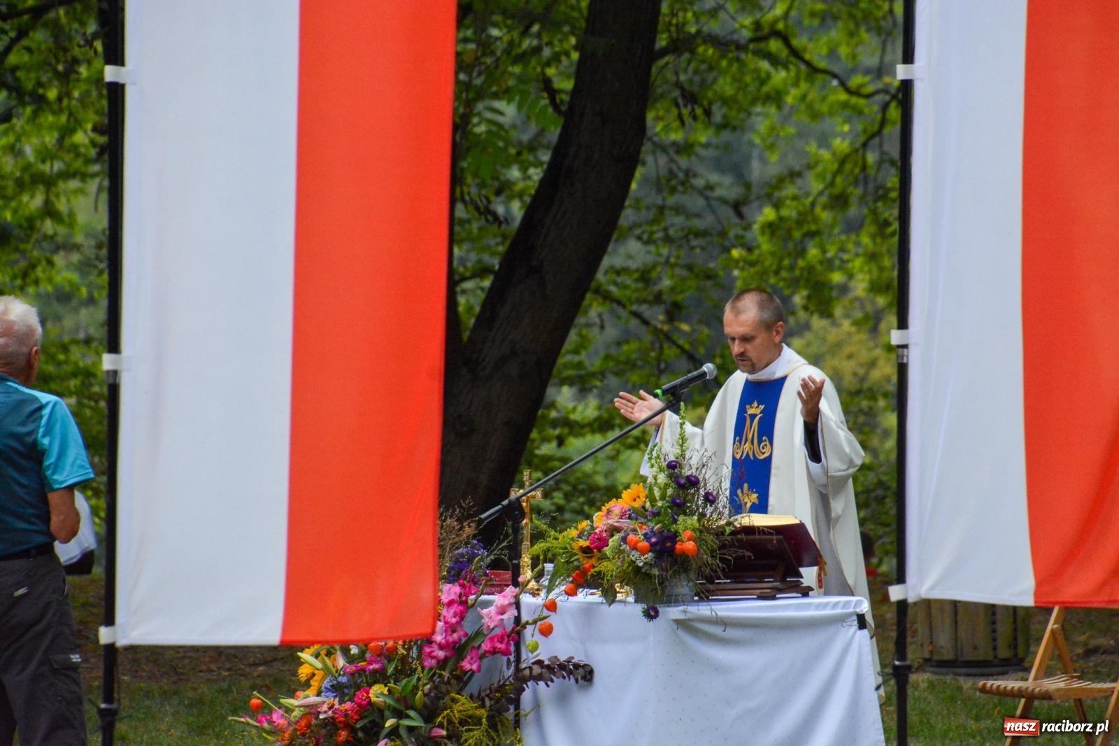 Zdjęcie w galerii na portalu naszraciborz.pl: Święto Matki Boskiej Zielnej w Leśnej Scenerii: Msza św. i święcenie kwiatów w Arboretum Bramy Morawskiej wiadomości z regionu