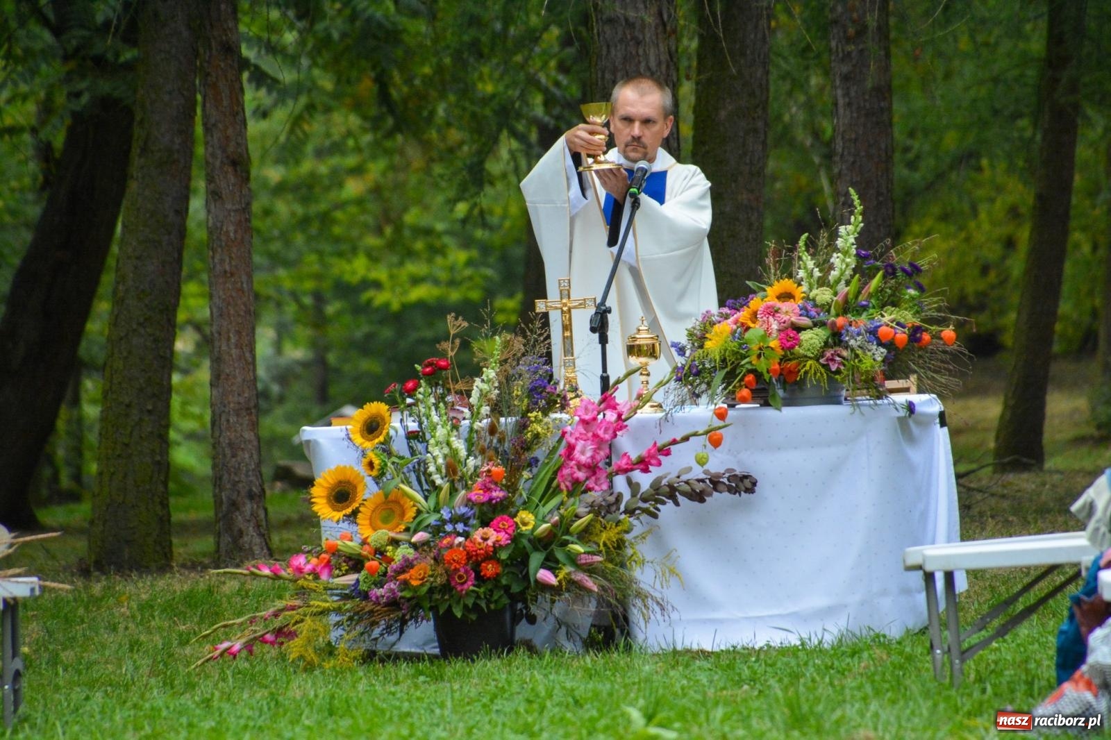Zdjęcie w galerii na portalu naszraciborz.pl: Święto Matki Boskiej Zielnej w Leśnej Scenerii: Msza św. i święcenie kwiatów w Arboretum Bramy Morawskiej wiadomości z regionu