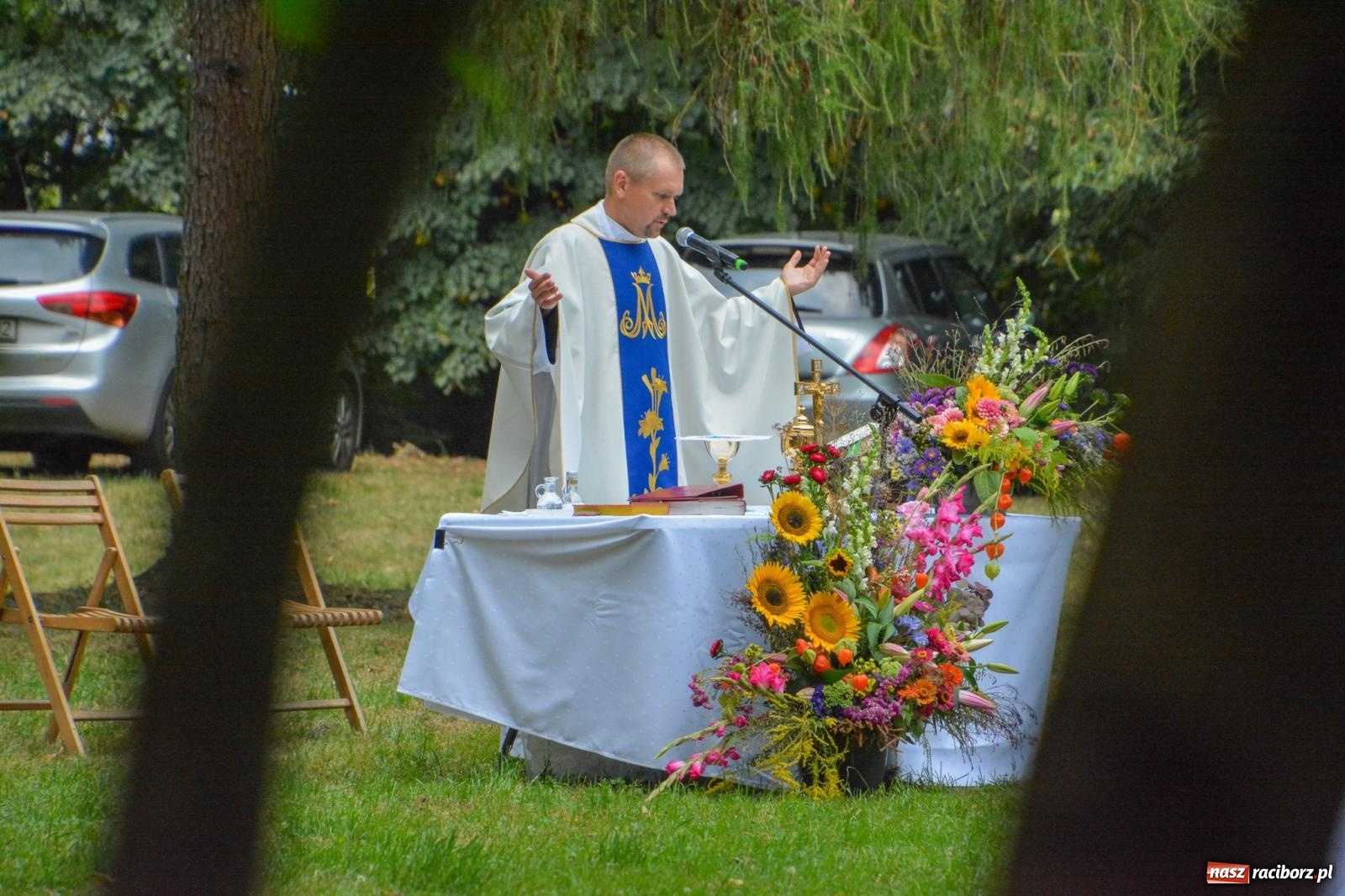 Zdjęcie w galerii na portalu naszraciborz.pl: Święto Matki Boskiej Zielnej w Leśnej Scenerii: Msza św. i święcenie kwiatów w Arboretum Bramy Morawskiej wiadomości z regionu