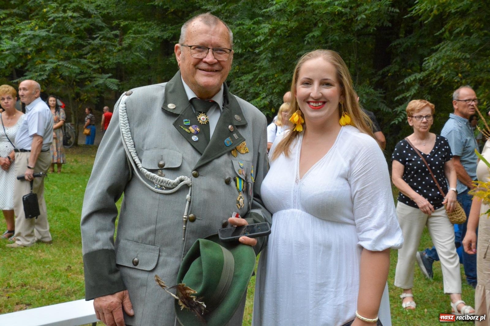 Zdjęcie w galerii na portalu naszraciborz.pl: Święto Matki Boskiej Zielnej w Leśnej Scenerii: Msza św. i święcenie kwiatów w Arboretum Bramy Morawskiej wiadomości z regionu